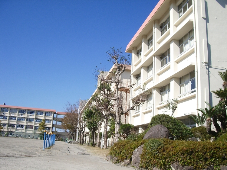 周辺 【鹿児島市立明和中学校】は、明和2丁目に位置する1976年創立の中学校です。令和3年度の生徒数は225人で、8クラスあります。校訓は「健康・自主・奉仕」です。 徒歩 約7分（約550m）