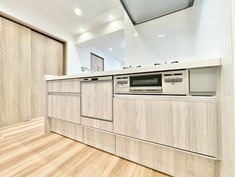 キッチン スマートな意匠と充実の機能を備えたキッチンが、暮らしにおいしい彩りを添えます。