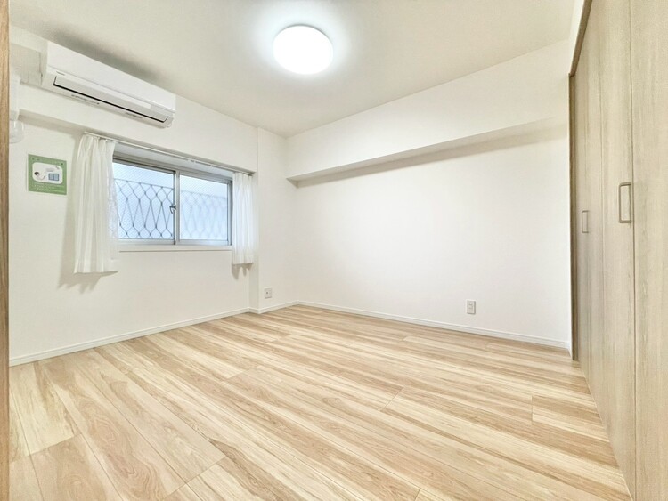 寝室 ベッドも十分に設置するスペースがあります。