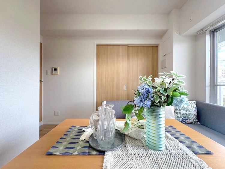 居間 忙しく過ぎゆく日常を置き去るほど、ゆったりした時間が流れるリビング。