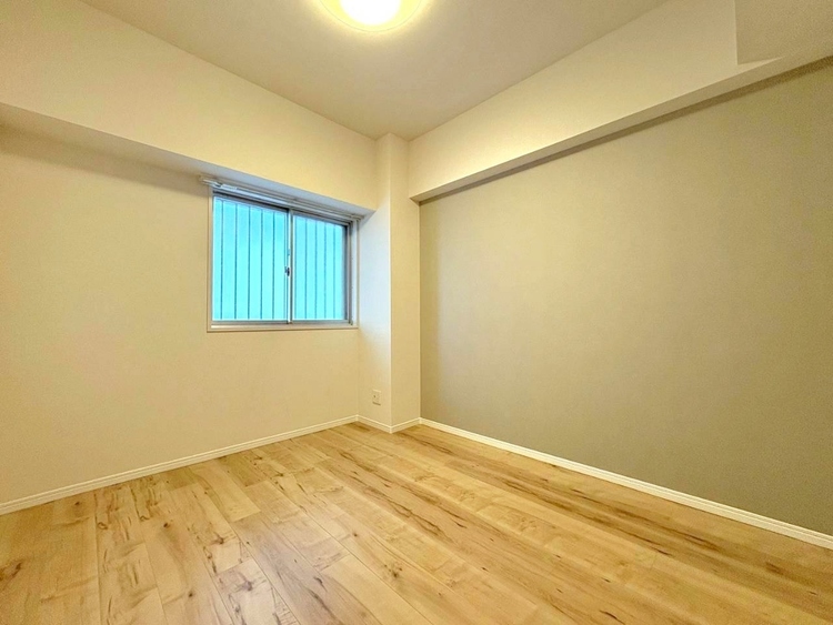 寝室 ベッドも十分に設置するスペースがあります。