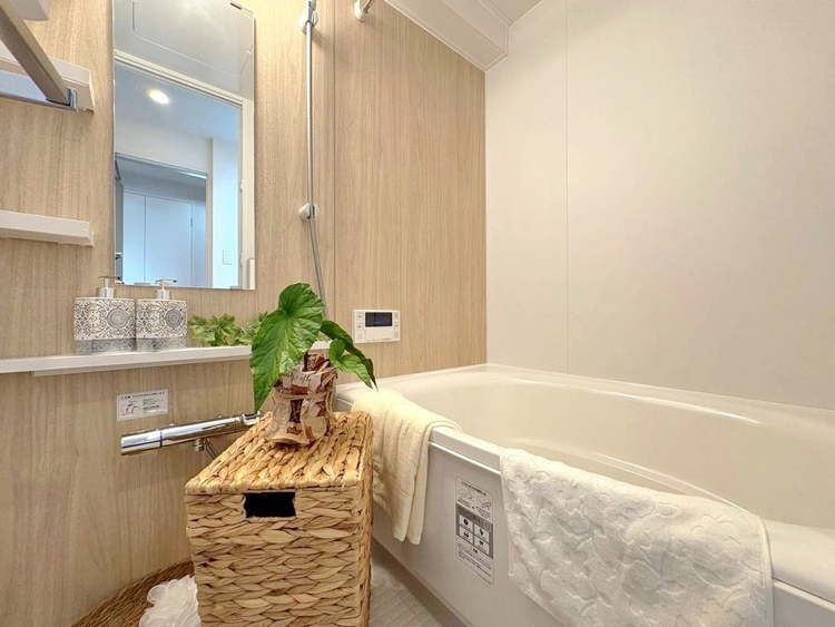 風呂 一日の疲れを癒すバスルームは、心地よいリラックスを叶える清潔感溢れる空間です。