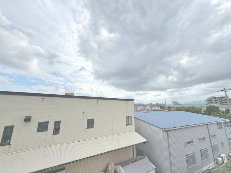 バルコニー 窓を開けると広がる青空。心をリフレッシュして日々を過ごしていきましょう。