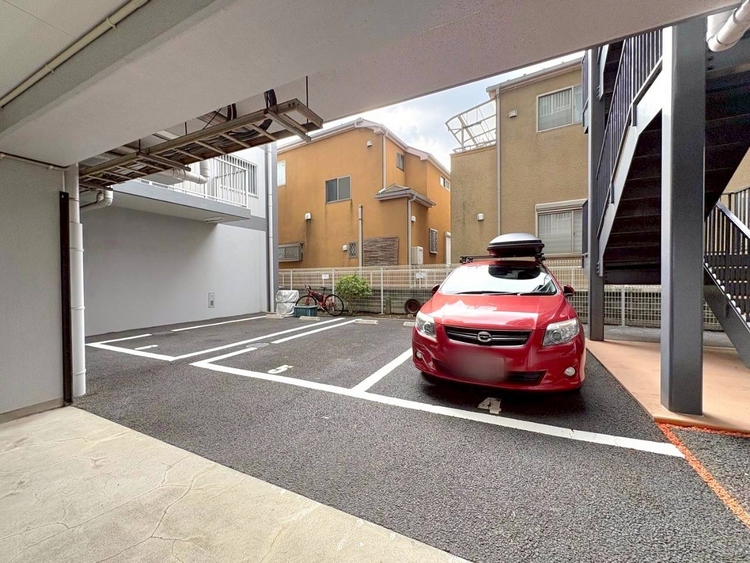 駐車場 本物件の駐車スペースです。車種制限のある場合もございますので、お気軽にお問い合わせくださいませ。