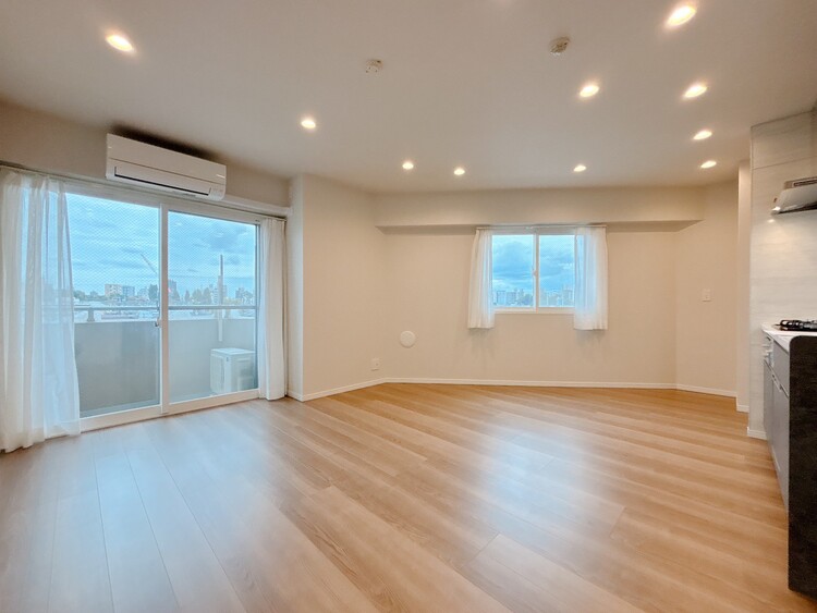 居間 忙しく過ぎゆく日常を置き去るほど、ゆったりした時間が流れるリビング。