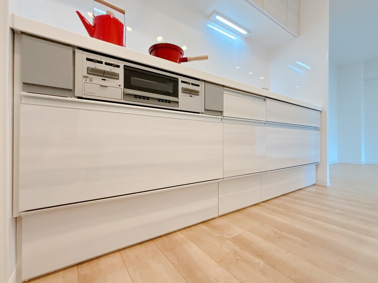 キッチン スマートな意匠と充実の機能を備えたキッチンが、暮らしにおいしい彩りを添えます。