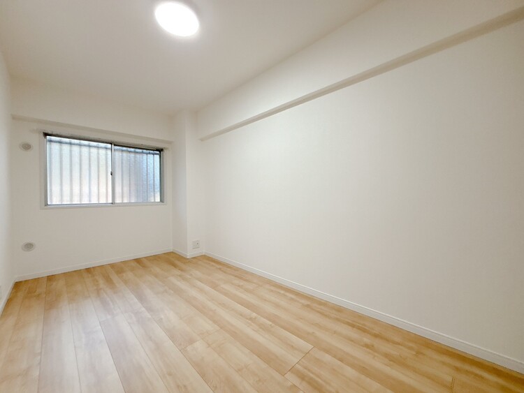 寝室 ベッドも十分に設置するスペースがあります。