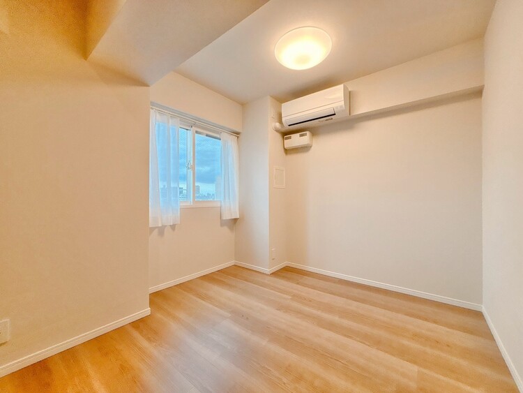 寝室 ベッドも十分に設置するスペースがあります。