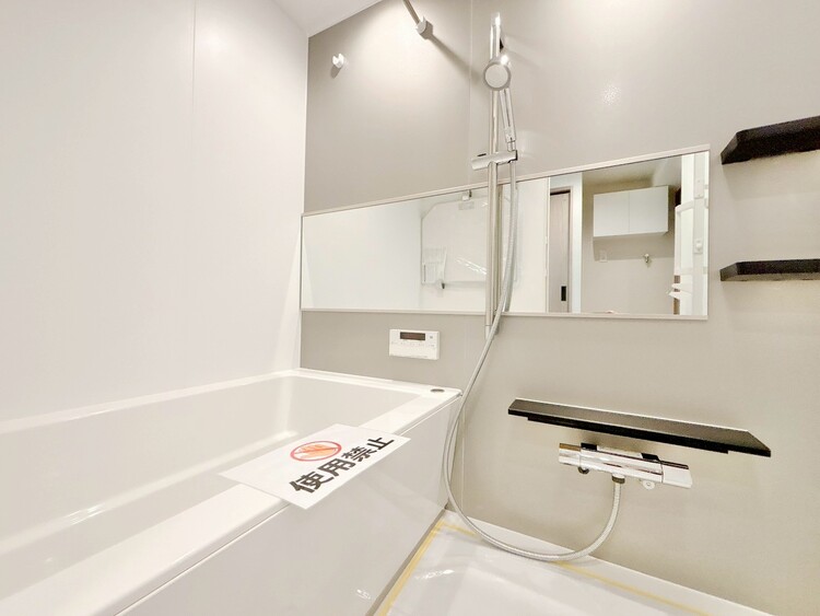 風呂 一日の疲れを癒すバスルームは、心地よいリラックスを叶える清潔感溢れる空間です。