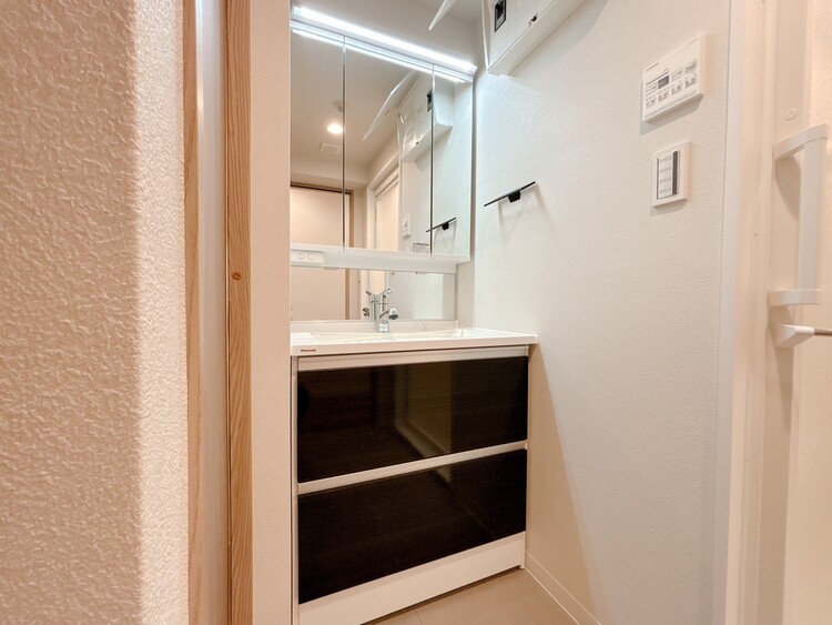 洗面 何かと物が増える場所だからこそ、スッキリと見映えの良い空間に。