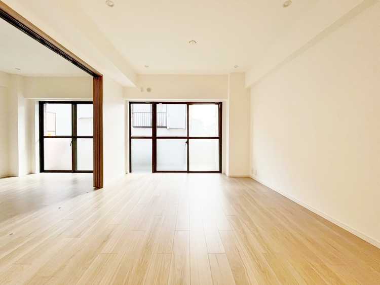 居間 忙しく過ぎゆく日常を置き去るほど、ゆったりした時間が流れるリビング。