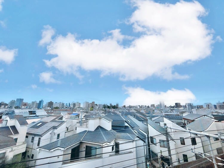 バルコニー 窓を開けると広がる青空。心をリフレッシュして日々を過ごしていきましょう。