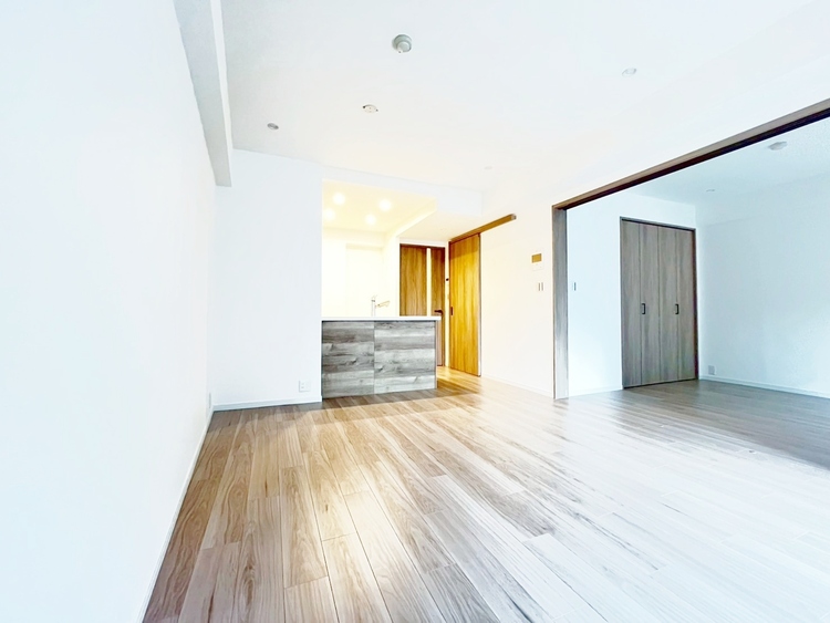 居間 飾り過ぎないシンプルな内装と偏り過ぎないデザインで統一しました。