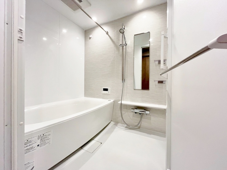 風呂 一日の疲れを癒すバスルームは、心地よいリラックスを叶える清潔感溢れる空間です。