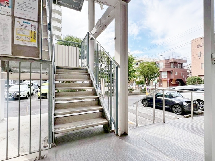 その他 落ち着いた雰囲気の階段。手すりも常設しているので、ゆったりお使いになれます。