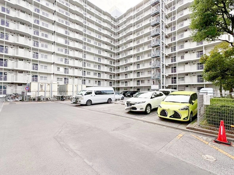 駐車場 本物件の駐車スペースです。車種制限のある場合もございますので、お気軽にお問い合わせくださいませ。