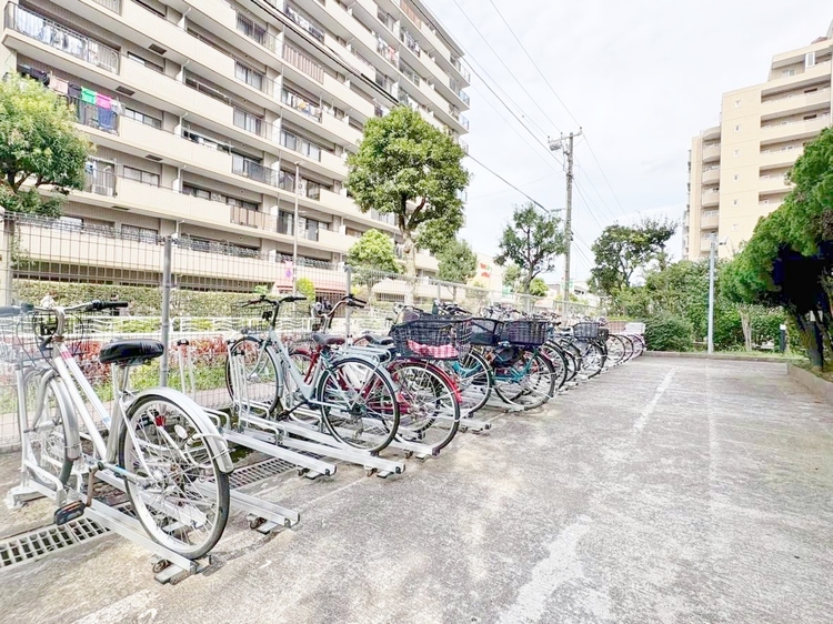 設備 きちんと整備された駐輪場。住む方の心遣いが感じられます。