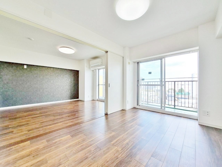 居間 忙しく過ぎゆく日常を置き去るほど、ゆったりした時間が流れるリビング。