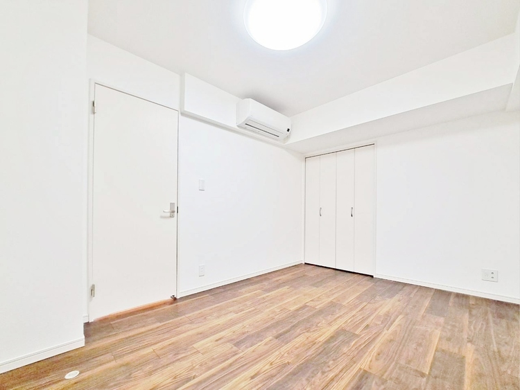 寝室 ベッドも十分に設置するスペースがあります。