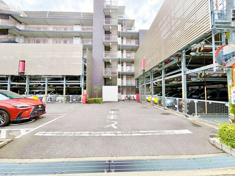 駐車場 本物件の駐車スペースです。車種制限のある場合もございますので、お気軽にお問い合わせくださいませ。