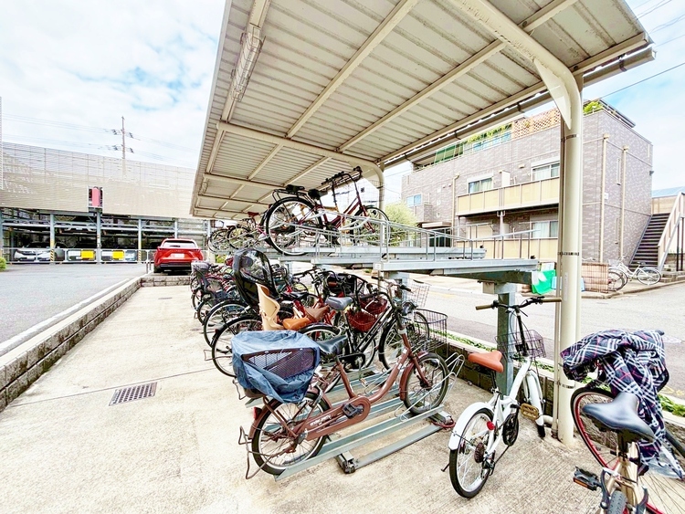 設備 整理整頓された駐輪場で、管理体制の良好さがうかがえます。