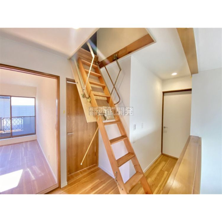 収納 何かと便利な小屋裏収納付き。スキー用品や暖房器具など季節の入替え品を上手に収納してください。