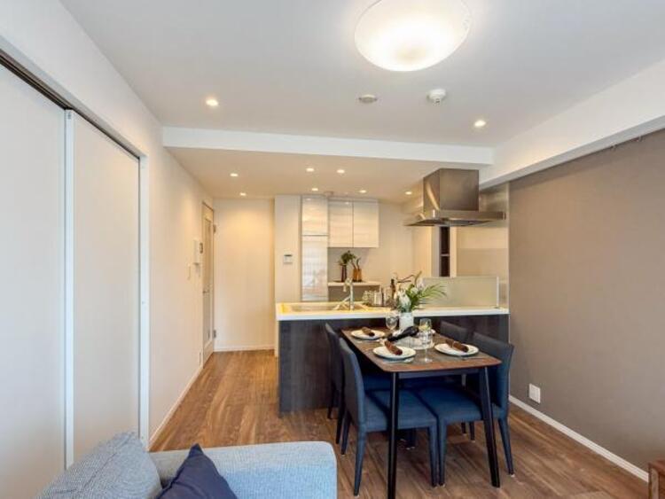 居間 【家具・小物は販売価格に含まれません】ここにはみんなが集い、食事と楽しい会話が始まる。そんな束の間の幸せを感じさせてくれる場所です。