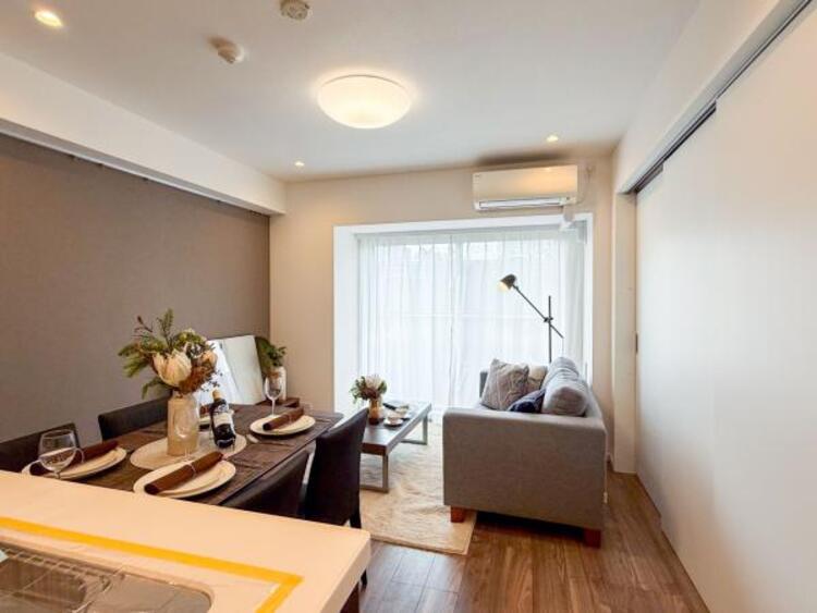 居間 【家具・小物は販売価格に含まれません】話に夢中になりすぎて、時間を忘れてしまう。そんな束の間の幸せを感じられる空間です。