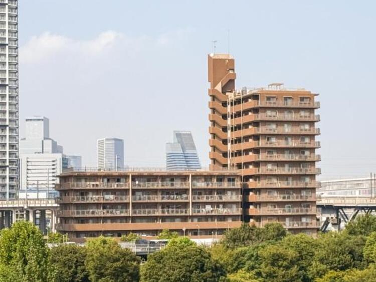 外観 場所によって暖かい日差しの入り方・見え方も違うお住まい。実際の日当たりや現地の雰囲気もご確認ください。