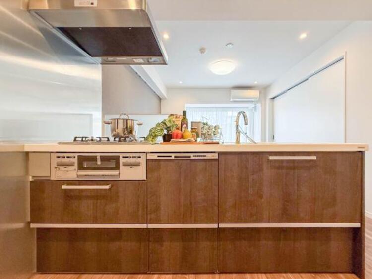 キッチン 広々としたキッチンスペース。食洗機と浄水器付き収納力のあるキッチンは料理が捗ります。背面には収納スペースもあります。