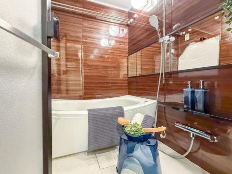 風呂 高級感を演出する内装。くつろぎのスペースにも、癒しのスペースにもなる心休まる空間です。