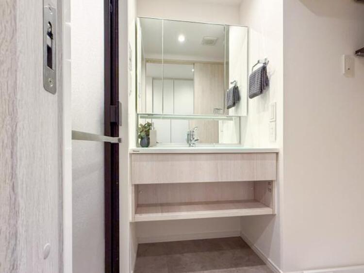 洗面 一日の始まりと終わりは洗面化粧台から。清潔感と機能性を備えたパウダールームです。