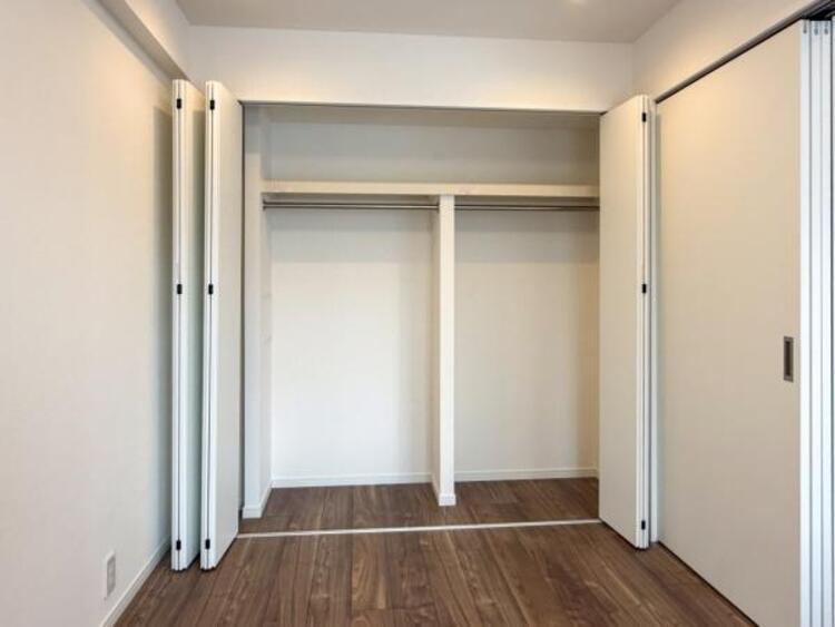 収納 クローゼットは棚やハンガーパイプが付いており、スーツや上着などが収納可能です。