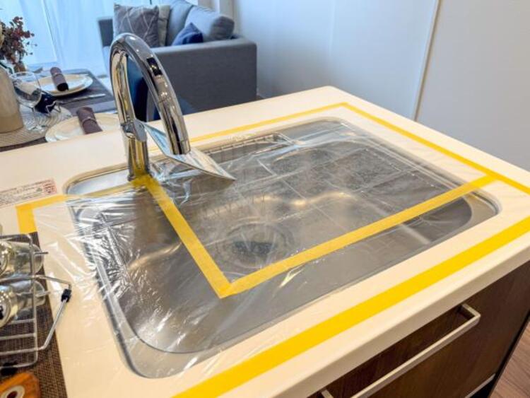 設備 浄水器付きキッチン水栓　キッチンの水栓には、浄水器を標準装備。水道水をそのまま飲むことができ、お米などをおいしく炊くことも可能です。