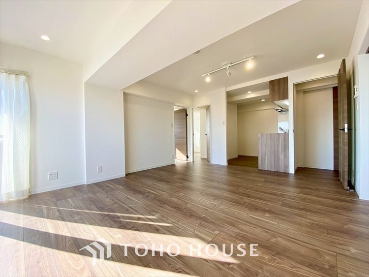 内装 【LIVING】◆眩い◆光が燦々と入り、家族の笑顔を照らす。「いつまでも続いて」と願う夢のような毎日がここにある。