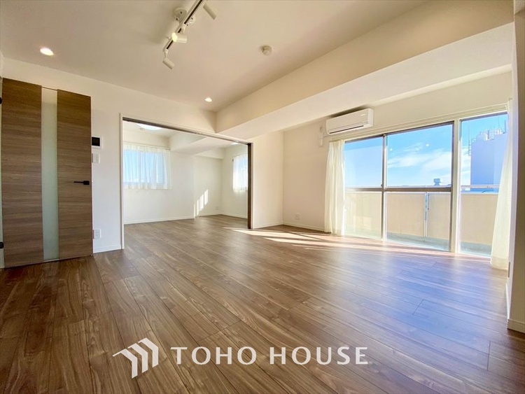 内装 【LIVING】◆陽光◆が差し込む。この開放的なLDKに家族の笑顔が集う。家族が一緒に過ごす空間は明るく、そして居心地よく。