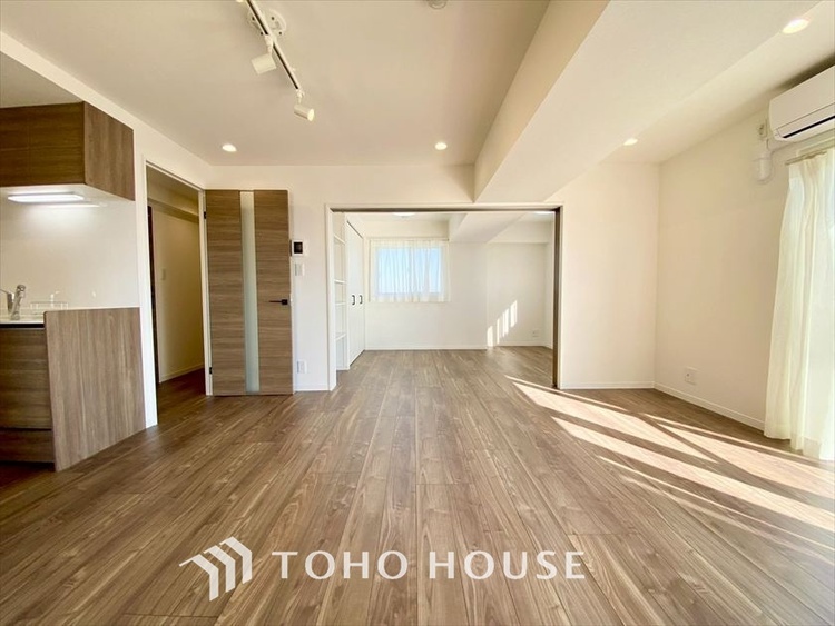 内装 【LIVING】◆扉を◆開くとこの景色。家族の”おかえり”の声が聞こえてきそう。