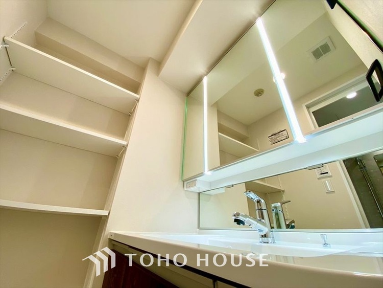 洗面 【WASHROOM】◆快適◆煌びやかな暮らしの中にも忘れたくない快適さ。大きな収納が助けてくれます