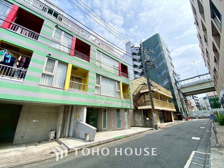 エントランス 【ENTRANCE】◆家族◆家で家族と過ごす時間は限られている。帰りを待つ家族の元へと急ぐときの弾む思い。そんな思いを引き立てる邸宅。