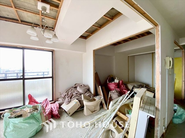 内装 現在改装中◆陽光◆が差し込む。この開放的なLDKに家族の笑顔が集う。家族が一緒に過ごす空間は明るく、そして居心地よく。