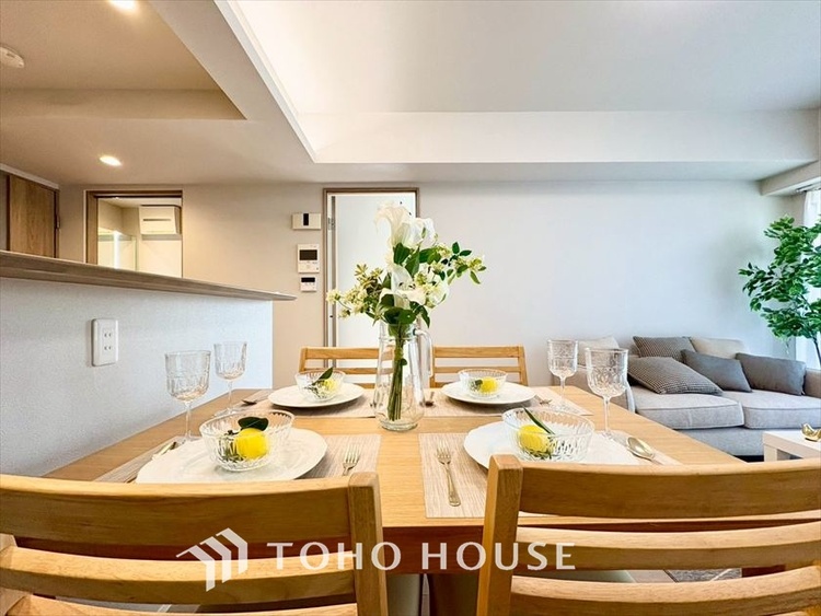 内装 【LIVING】◆扉を◆開くとこの景色。家族の”おかえり”の声が聞こえてきそう。