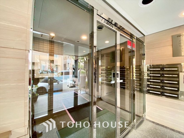 エントランス 【ENTRANCE】◆家族◆家で家族と過ごす時間は限られている。帰りを待つ家族の元へと急ぐときの弾む思い。そんな思いを引き立てる邸宅。