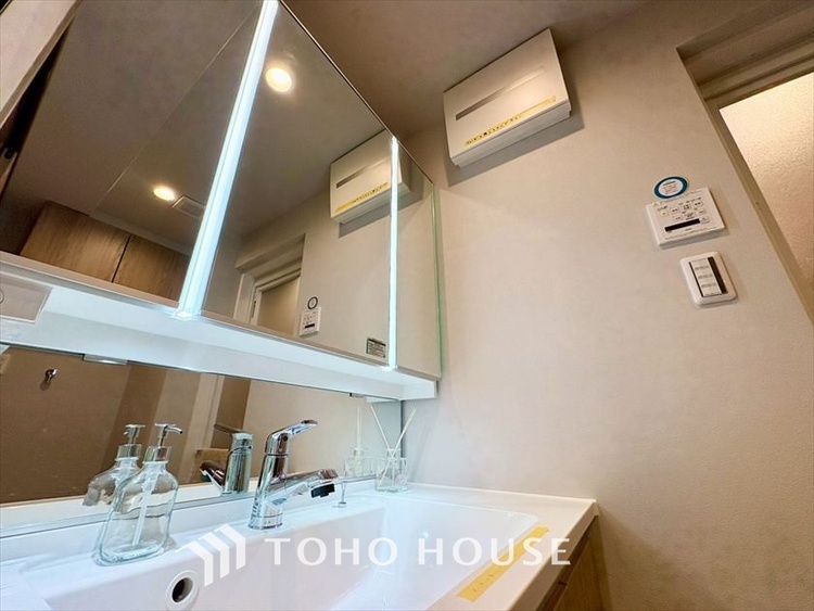 洗面 【WASHROOM】◆快適◆煌びやかな暮らしの中にも忘れたくない快適さ。大きな収納が助けてくれます。