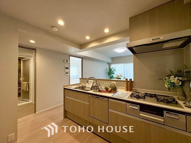 その他 【KITCHEN】◆開放的◆後片付けが楽なシステムキッチン。収納スペースの充実！