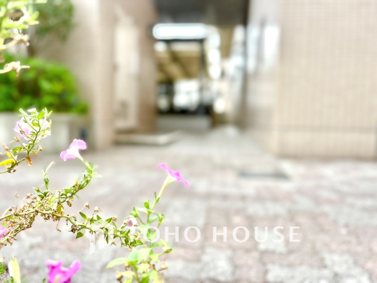 エントランス 【ENTRANCE】◆家族◆家で家族と過ごす時間は限られている。帰りを待つ家族の元へと急ぐときの弾む思い。そんな思いを引き立てる邸宅。