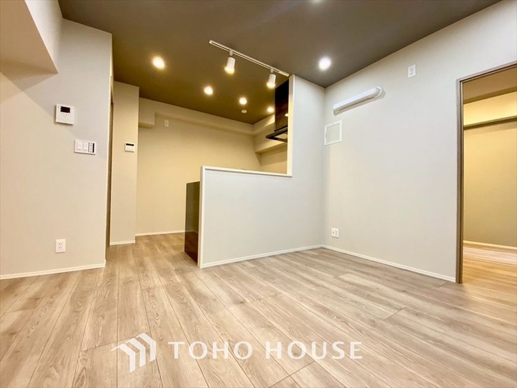 内装 【LIVING】◆眩い◆光が燦々と入り、家族の笑顔を照らす。「いつまでも続いて」と願う夢のような毎日がここにある。