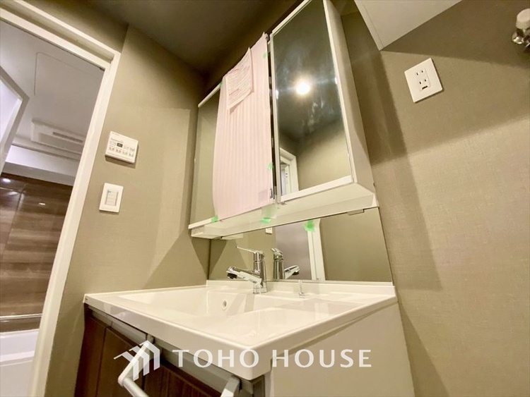 洗面 【WASHROOM】◆快適◆煌びやかな暮らしの中にも忘れたくない快適さ。大きな収納が助けてくれます。