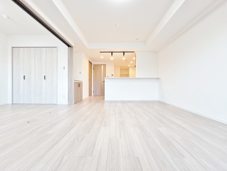 居間 忙しく過ぎゆく日常を置き去るほど、ゆったりした時間が流れるリビング。