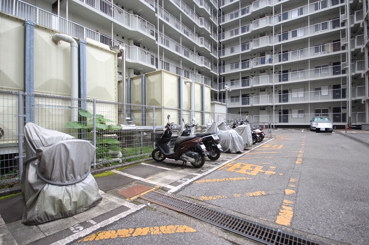 設備 平置きの駐車スペースが嬉しいですね。大きめのお車をお持ちの方でも難なくお停め頂けます。