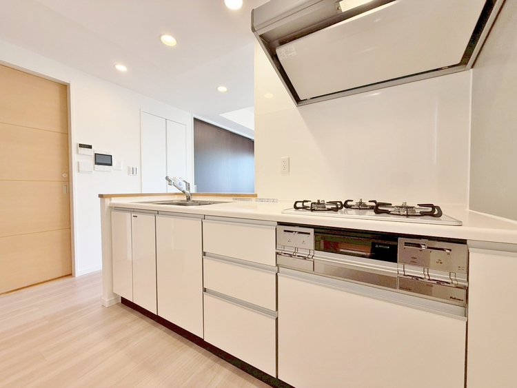 キッチン スマートな意匠と充実の機能を備えたキッチンが、暮らしにおいしい彩りを添えます。